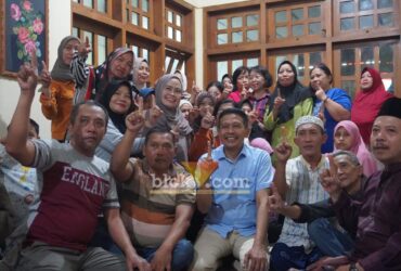 Calon Walikota Malang, Wahyu Hidayat saat bertamu ke rumah warga sambil jual sembako murah, Selasa (2/10/2024) (blok-a/Berryl)