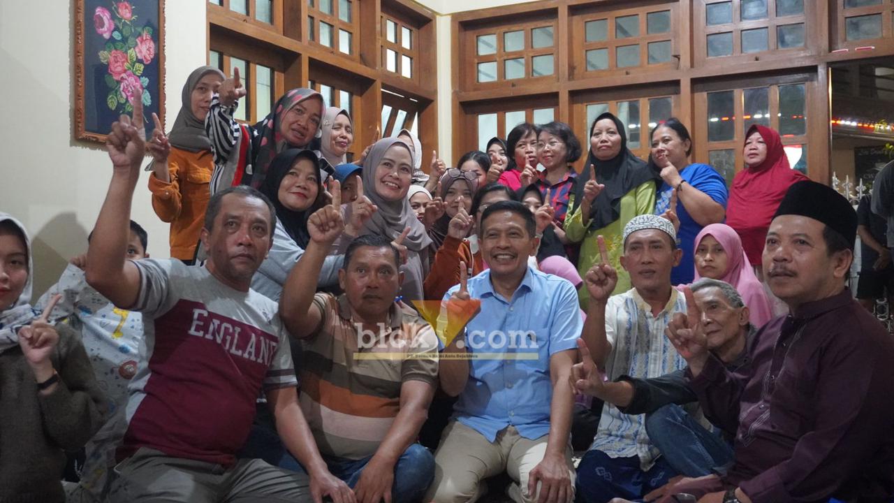 Calon Walikota Malang, Wahyu Hidayat saat bertamu ke rumah warga sambil jual sembako murah, Selasa (2/10/2024) (blok-a/Berryl)