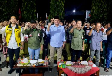 FOTO : Calon Wali Kota Blitar Bambang Rianto menyapa warga Lingkungan Karanglo Kelurahan/Kecamatan Sananwetan Kota Blitar. (Foto : blok-a.com/Fajar)