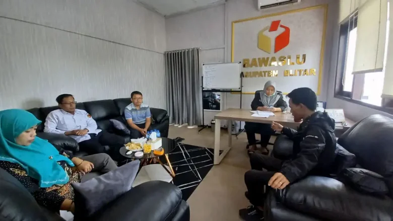 Bawaslu Kabupaten Blitar saat rapat penetapan status laporan pemutaran lagu Ini Rindu. (Foto : blok-a.com/Fajar)