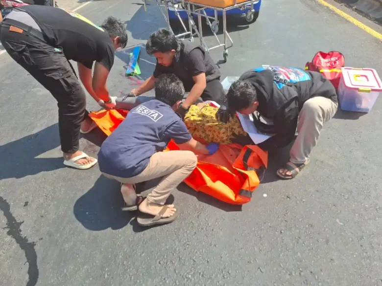 Evakuasi korban kecelakaan beruntun di Kecamatan Lawang Kabupaten Malang, Minggu (13/10/2024) (dok. Kanit Gakkum Polres Malang for blok-a)