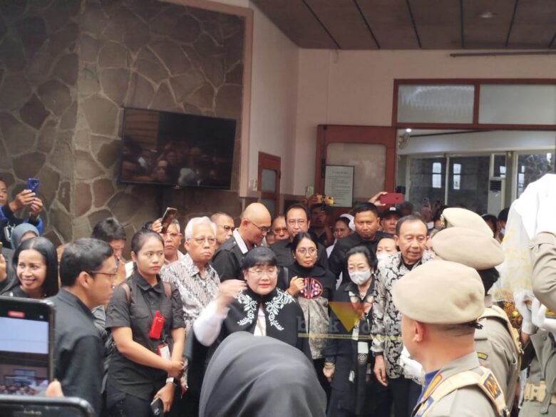 Megawati Soekarnoputri saat melayat ke Romo Antonius Benny Susetyo di Gereja Katolik St Albertus Trapani, Kecamatan Blimbing. (blok-a / Yogga Ardiawan)
