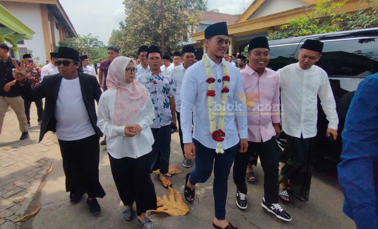 Kaesang bersama pasangan Calon Bupati dan Wakil Bupati Blitar, Rini - Ghoni di Ponpes Mamba'ul Hikam Desa Mantenan Kecamatan Udanwawu Kabupaten Blitar. (blok-a.com/Fajar)