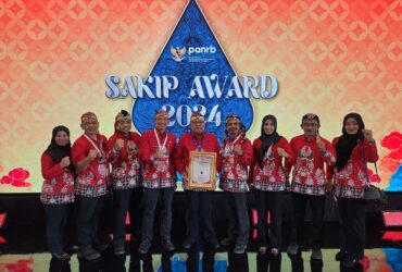 Wali Kota Blitar Santoso menerima penghargaan Predikat A SAKIP Award Tahun 2024 dari Menteri PANRB, Abdullah Azwar Anas. (dok. Kominfo Kota Blitar)