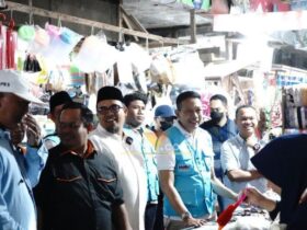 Jajaran petinggi PKS Kota Malang bersama Wahyu Hidayat saat blusukan di Pasar Oro-oro Dowo, Kecamatan Klojen, Kamis (10/10/2024) pagi.(blok-a.com/bob)