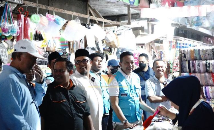 Jajaran petinggi PKS Kota Malang bersama Wahyu Hidayat saat blusukan di Pasar Oro-oro Dowo, Kecamatan Klojen, Kamis (10/10/2024) pagi.(blok-a.com/bob)