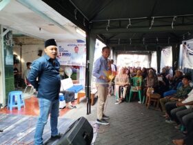 Wahyu Hidayat bersama Politisi NasDem, Dito Arief saat menyapa Warga MT Haryono Gang V, Kota Malang, Sabtu (12/10/2024). (blok-a.com/Yogga Ardiawan)