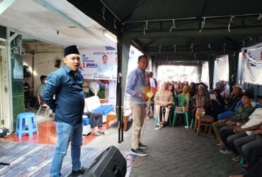 Wahyu Hidayat bersama Politisi NasDem, Dito Arief saat menyapa Warga MT Haryono Gang V, Kota Malang, Sabtu (12/10/2024). (blok-a.com/Yogga Ardiawan)