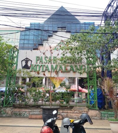 Tampak dari depan bangunan Pasar Besar Malang. (blok-a.com/Yogga Ardiawan)