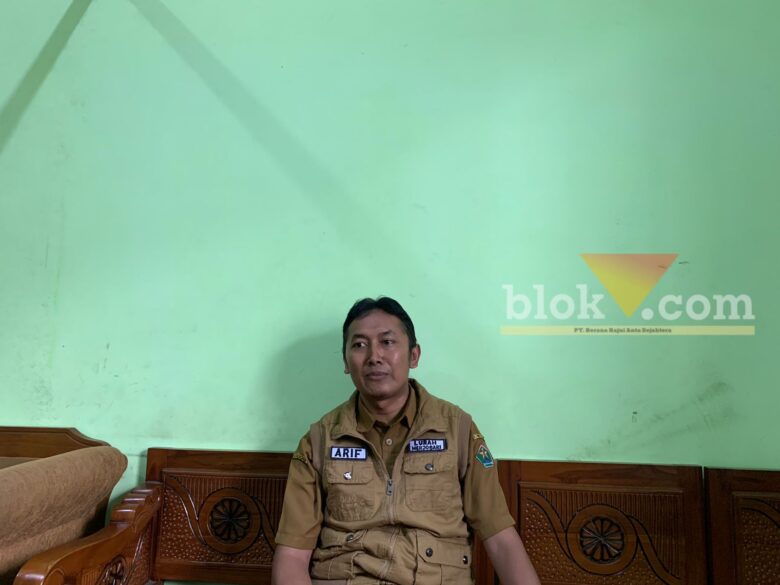 Lurah Merjosari, Moh Syaiful Arif saat diwawancara soal kabar pengusiran Kyai MIM, Selasa (30/9/2025) (blok-a/Bob Bimantara Leander)