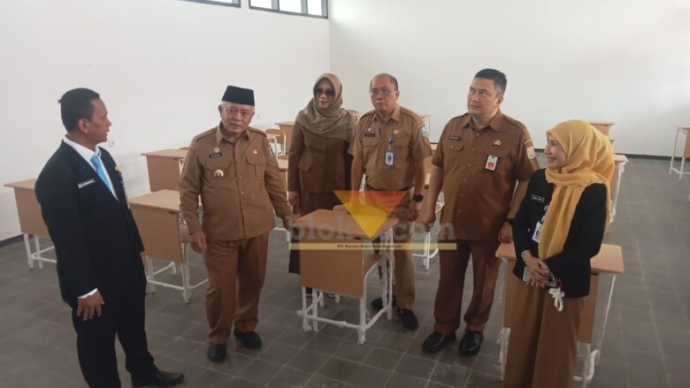 Bupati Malang, HM Sanusi saat mengunjungi Sekolah Rakyat di BLK Singosari (blok-a.com / Yogga Ardiawan)