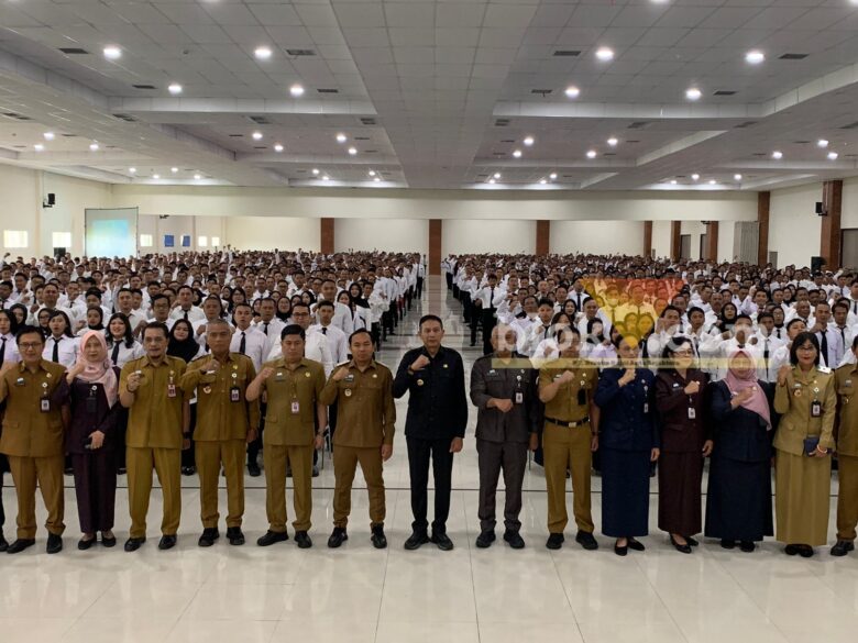 Wali Kota Malang, Wahyu Hidayat dan 1728 PPPK serta kepala OPD Pemkot Malang, Selasa (29/9/2025) (blok-a/Bob Bimantara Leander)