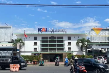 Tampak depan pintu barat Stasiun Kotabaru Malang (blok-a.com / Muhammad Berril Labiq)