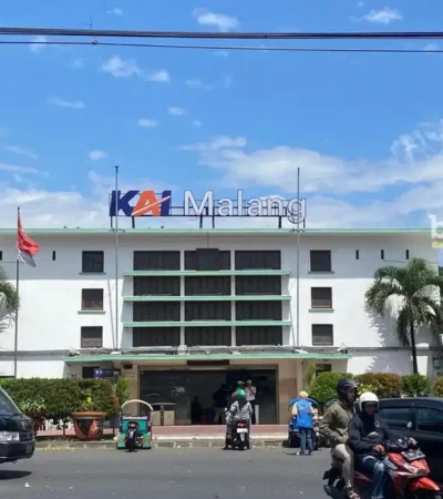 Tampak depan pintu barat Stasiun Kotabaru Malang (blok-a.com / Muhammad Berril Labiq)