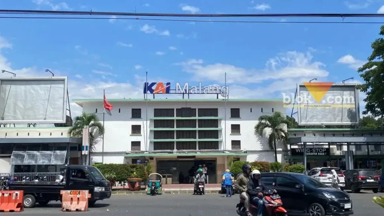 Tampak depan pintu barat Stasiun Kotabaru Malang (blok-a.com / Muhammad Berril Labiq)