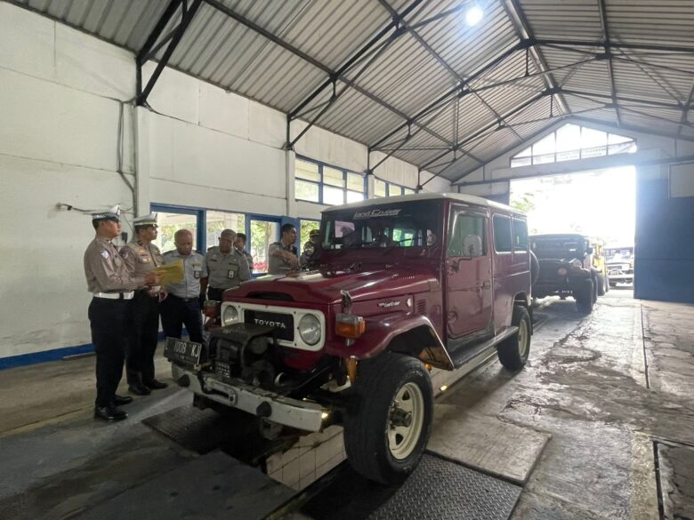 Kegiatan ramp check Jeep untuk memastikan keselamatan bagi wisatawan yang akan berkunjung ke Bromo (humaspolres)