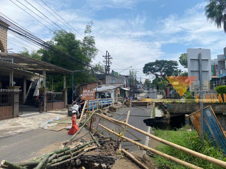 Penampakan jembatan Sonokembang di Kelurahan Pandanwangi, Kota Malang yang ambrol (blok-a/Bob Bimantara Leander)