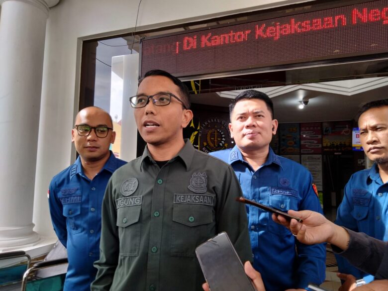 Kepala Seksi Intelijen Kejari Kota Malang, Agung Radityo diwawancara awak media (blok-a/Bob Bimantara Leander)