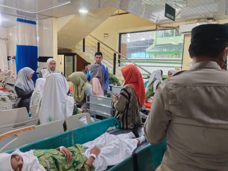 Puluhan Siswa dan Dua Guru MTS Al-Khalifah Yang Dirawat Di RSUD Kanjuruhan seusai mengonsumsi makanan dari program MBG (PolresMalang)