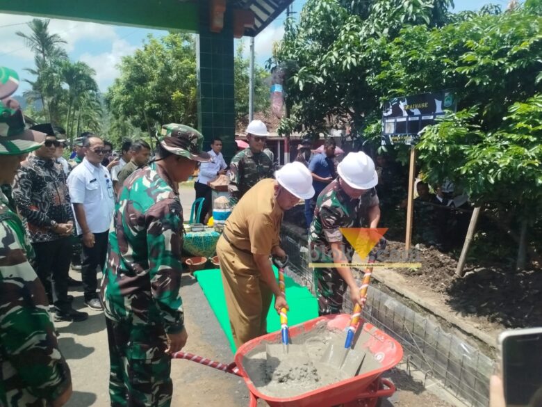 Bupati Malang, H.M Sanusi bersama Danrem 0833/Baladhika Jaya, Kolonel Inf Khoir saat ikut membangun infrastruktur di Lebakharjo (blok-a.com / Yogga Ardiawan)
