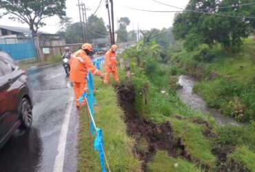 Petugas memasang garis pengaman di jalan alternatif penghubung Lawang-Singosari-Jabung yang mengalami longsor (BPBDKabMalang)