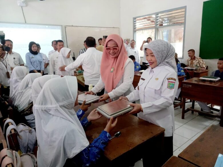 Kepala DKP Kabupaten Malang, Mahila Surya Dewi saat pelaksanaan program MBG (DKPforblok-a.com)
