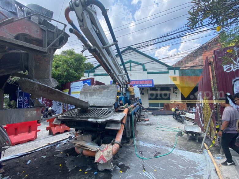 Pengerjaan sentra parkir Kayutangan Heritage, Kamis (9/10/2025) (blok-a/Bob Bimantara Leander)