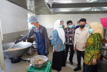 Wakil Bupati Malang, Hj. Lathifah Shohib saat meninjau dapur SPPG yang berada di wilayah Kendalpayak (pro)