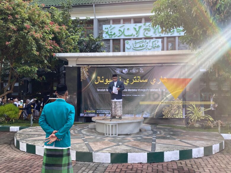 Rektor Universitas Islam Malang (Unisma), Prof. Drs. H. Junaidi, M.Pd., Ph.D saat apel Hari Santri Nasional 2025, Rabu (22/10/2025) (blok-a/Bob Bimantara Leander)
