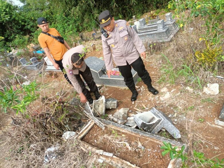 22 Makam yang dirusak oleh orang tak dikenal di Bantur (polresmalang)