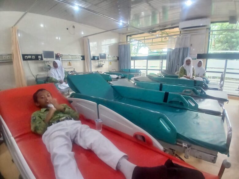 Siswa MTS Al Khalifah yang diduga mengalami keracunan seusai mengonsumsi makanan dari program Makan Bergizi Gratis (MBG) (ist)