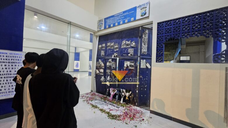 Suasana di Gate 13 saat dia bersama peringatan 3 tahun Tragedi Kanjuruhan (blok-a.com / Yogga Ardiawan)
