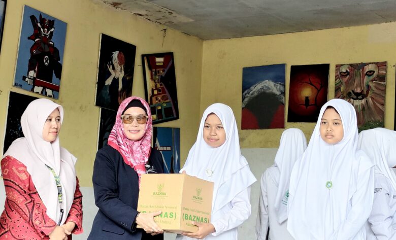 Kepala DKP Kabupaten Malang, Mahila Surya Dewi saat memberikan bantuan kepada siswi MTS-Al Khalifah (DKPforblok-a.com)