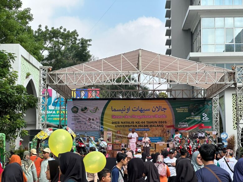 Suasana Panggung Fun Walk Peringati Dies Natalis ke-44 Universitas Islam Malang(zul/blok-a.com)
