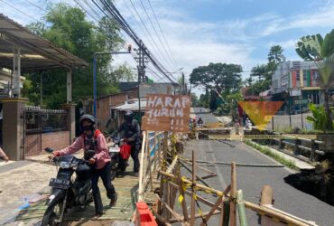 Jembatan bambu sementara di Jembatan Sonokembang, Kota Malang yang dibuat warga, Senin (27/10/2025) (blok-a/Bob Bimantara Leander)