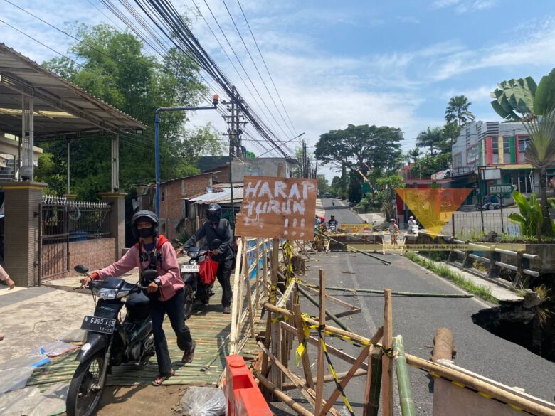 Jembatan bambu sementara di Jembatan Sonokembang, Kota Malang yang dibuat warga, Senin (27/10/2025) (blok-a/Bob Bimantara Leander)