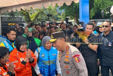 Kapolri Jenderal Listyo Sigit Prabowo menyapa driver Ojol di Stadion Gajayana, Kota Malang, Jumat (31/10/2025) (blok-a/Bob Bimantara Leander)