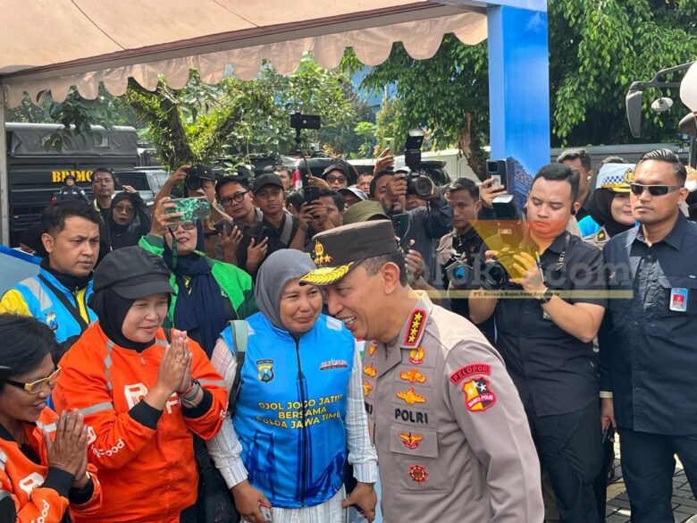 Kapolri Jenderal Listyo Sigit Prabowo menyapa driver Ojol di Stadion Gajayana, Kota Malang, Jumat (31/10/2025) (blok-a/Bob Bimantara Leander)