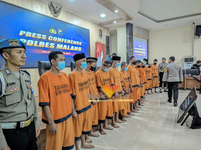 Belasan tersangka kasus peredaran narkotika yang berhasil diamankan kepolisian Polres Malang (blok-a.com / Yogga Ardiawan)