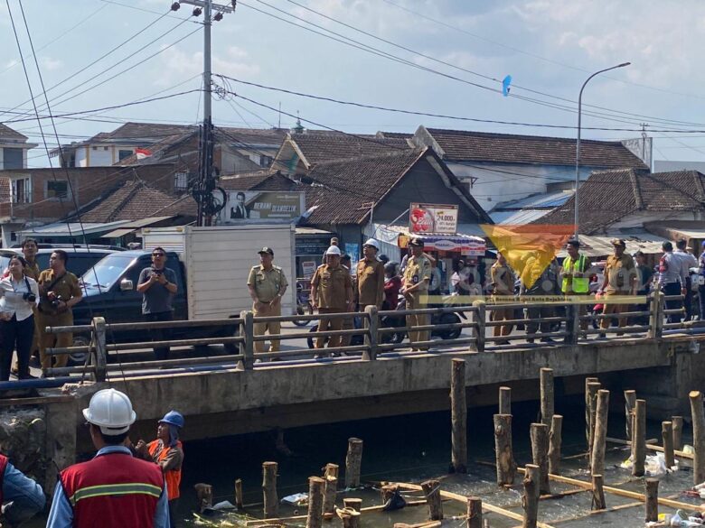 Wali Kota Malang Tinjau Pelebaran Jembatan KH Malik, Pastikan November Rampung