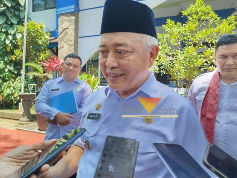 Bupati Malang, HM Sanusi janjikan 10 mobil operasional untuk SMP berprestasi (blok-a.com / Yogga Ardiawan)