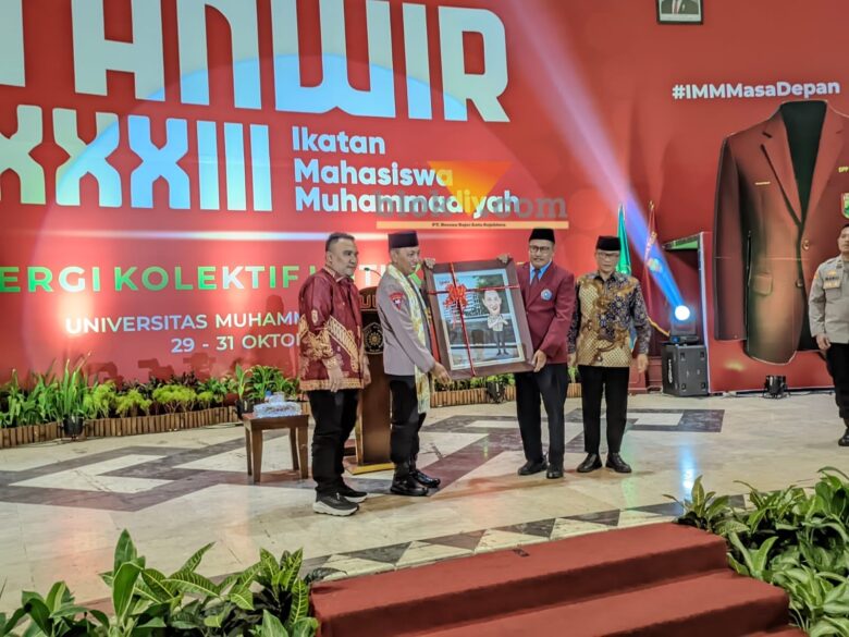 Kapolri, Jenderal Listyo Sigit saat menerima cinderamata dari IMM (blok-a.com / Yogga Ardiawan)