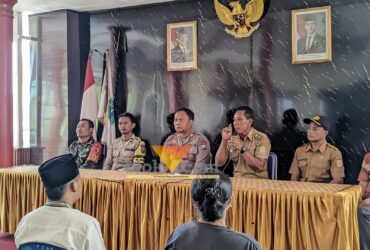 Pertemuan bahas dugaan penganiayaan Kakek oleh anak dan cucu yang digelar oleh Pemerintah Desa Dalisodo (blok-a.com / Yogga Ardiawan)