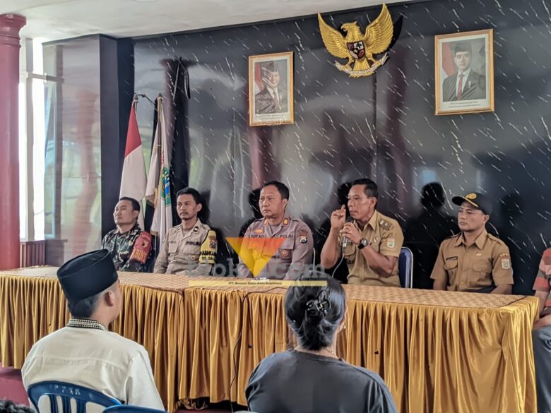 Pertemuan bahas dugaan penganiayaan Kakek oleh anak dan cucu yang digelar oleh Pemerintah Desa Dalisodo (blok-a.com / Yogga Ardiawan)