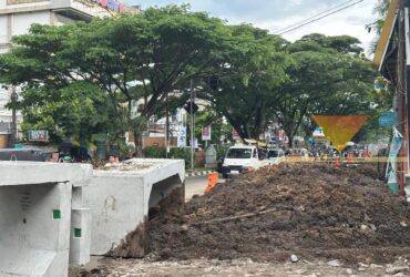 Pengerjaan proyek drainase di Jalan Suhat, Kota Malang, Rabu (29/10/2025) (blok-a/Zul)