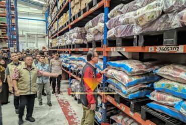Deputi Bidang Penganekaragaman Konsumsi dan Keamanan Bapanas, Andriko Noto saat melakukan sidak bersama Subdit Indagsi Ditreskrimsus Polda Jatim dan Satgas Pangan Polres Malang (blok-a.com / Yogga Ardiawan)