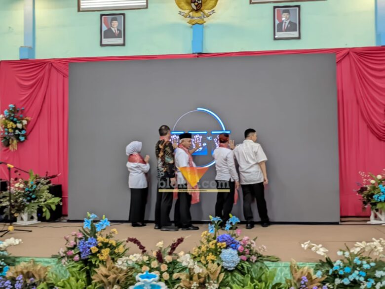 Bupati Malang, HM Sanusi saat meresmikan 17 Sekolah Unggulan di Kabupaten Malang (blok-a.com / Yogga Ardiawan)