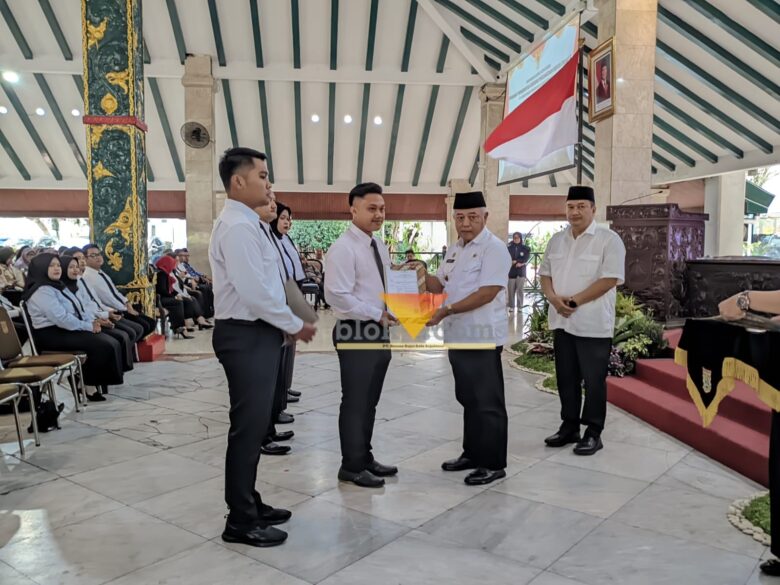 Bupati Malang, HM Sanusi saat penyerahan secara simbolis Surat Keputusan (SK) pengangkatan PPPK lingkungan Pemkab Malang (blok-a.com / Yogga Ardiawan)