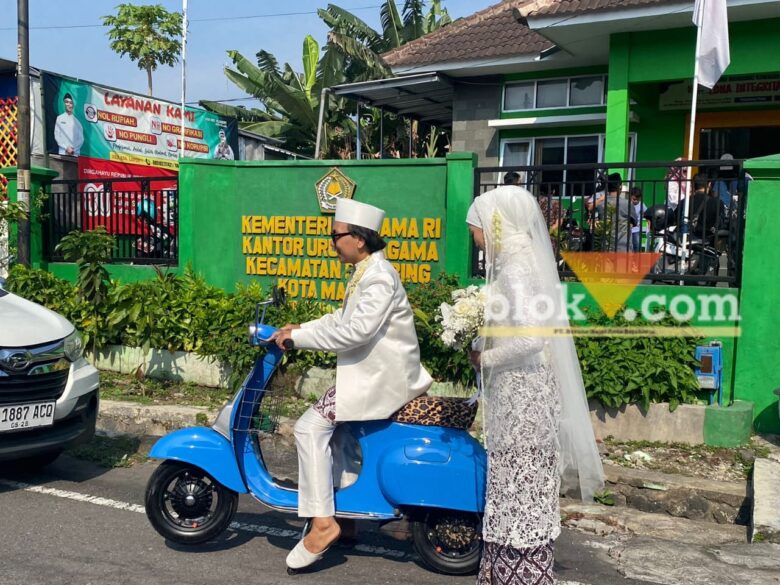 Rizky Boncell, influencer Malang setelah akad nikah di KUA Blimbing, Kota Malang beserta istri, Jumat (3/10/2025) (Blok-a/Bob Bimantara Leander)