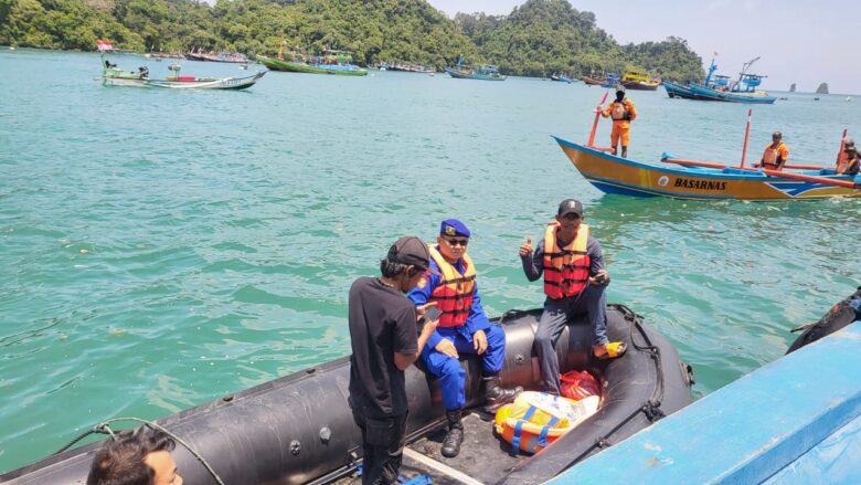 Polairud Polres Malang saat menyusuri laut melakukan pencarian terhadap empat nelayan yang hilang. (Dok. Polairud Polres Malang)